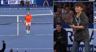 Jak na legendu Federera? Malý kluk ho vycvičil ukázkovým lobem!