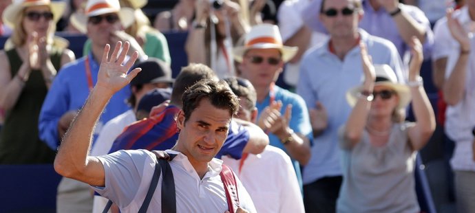 Roger Federer mává divákům po vyřazení na turnaji ve Gstaadu