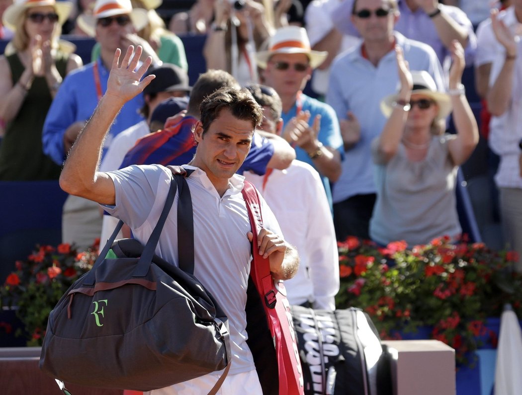 Roger Federer mává divákům po vyřazení na turnaji ve Gstaadu