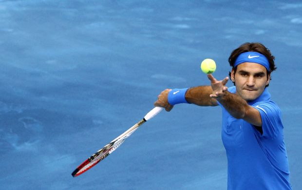 Roger Federere na podání v Madridu na modré antuce Roger Federere na podání v Madridu na modré antuce