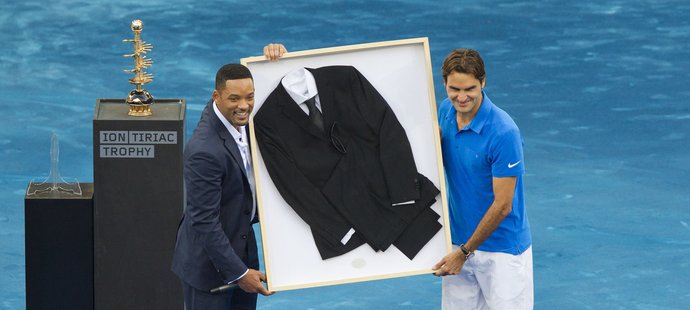 Will Smith předává Federerovi dar pro vítěze.