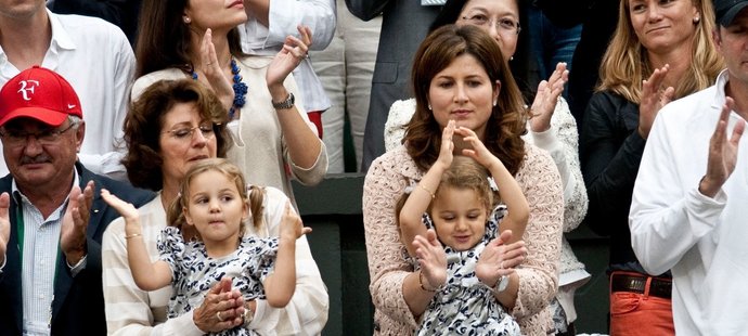Nyní již šestinásobná babička Lynette Federerová s Rogerovou manželkou Mirkou a jejími dvěma dcerkami