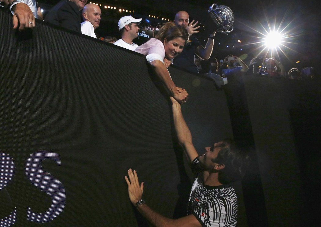 Manželka Mirka byla jedním z prvních lidí, které Roger Federer po triumfu v Melbourne zdravil.