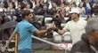 Roger Federer přijímá gratulace od  Zvereva