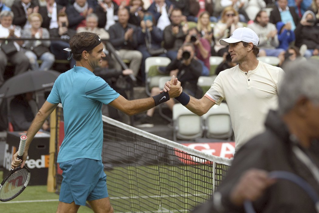 Roger Federer přijímá gratulace od  Zvereva