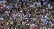 Roger Federer děkuje fanouškům na Wimbledonu poté, co postoupil do finále turnaje