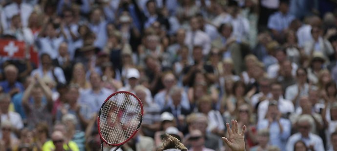 Roger Federer děkuje fanouškům na Wimbledonu poté, co postoupil do finále turnaje