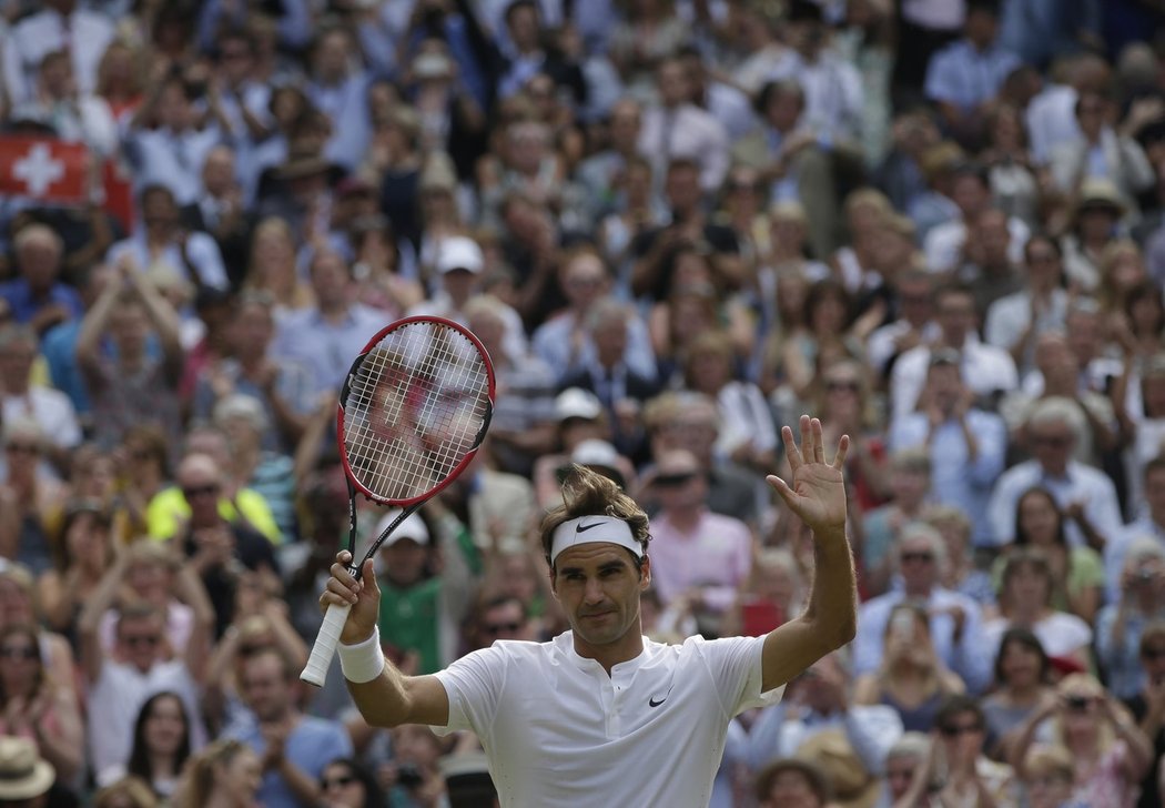 Roger Federer děkuje fanouškům na Wimbledonu poté, co postoupil do finále turnaje