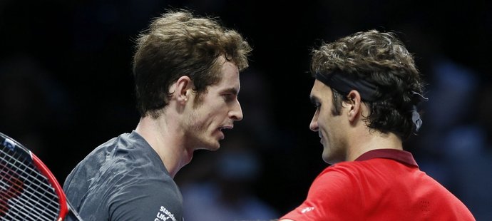 Andy Murray na poslední chvíli druhého kanára do Rogera Federera odvrátil, byť ho od totálního debaklu dělily jen dva míčky