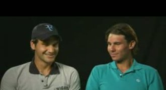 Nadal a Federer smíchy málem spadli ze židle