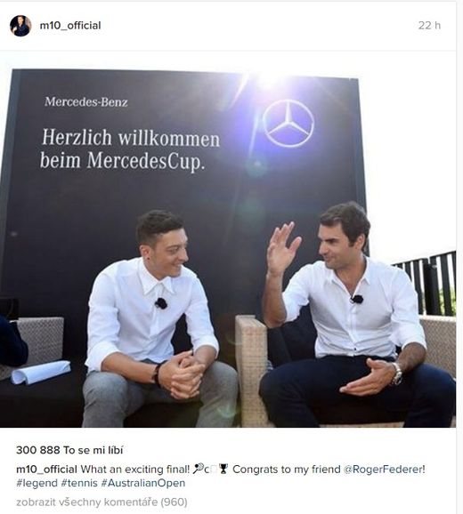 Fotbalista Mesut Özil opentlil blahopřání Rogeru Federerovi k 18. grandslamovému titulu společnou fotkou. Fotbalista Mesut Özil opentlil blahopřání Rogeru Federerovi k 18. grandslamovému titulu společnou fotkou.