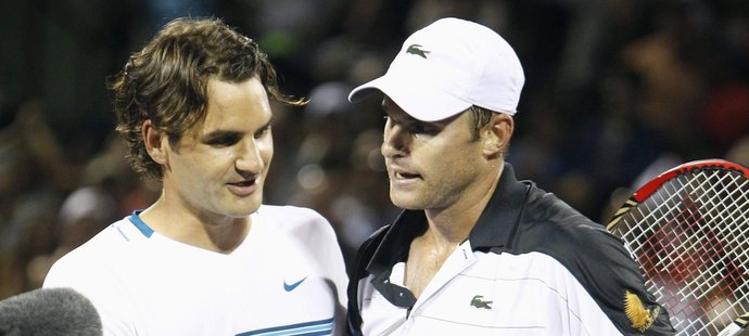 Federer gratuluje Roddickovi k jeho výhře.