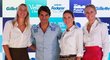 To je harém! I u svých ženských kolegyň oblíbený Federer se rád nechal zvěčnit s kráskami (zleva) s Marií Šarapovovou, Victoriou Azarenkovou a Caroline Wozniackou
