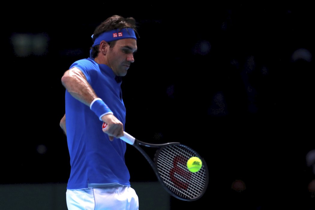 Roger Federer přehrál Dominica Thiema a udržel naději na postup ze skupiny Turnaje mistrů