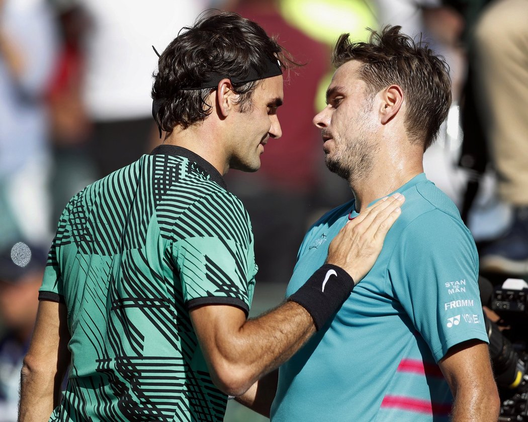 Stan Wawrinka gratuluje Rogeru Federerovi k vítězství