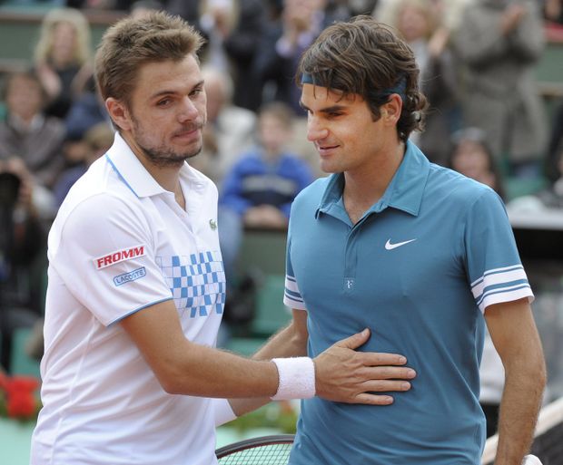 Wawrinka si podává ruku se svým přítelem Federerem. Wawrinka si podává ruku se svým přítelem Federerem.