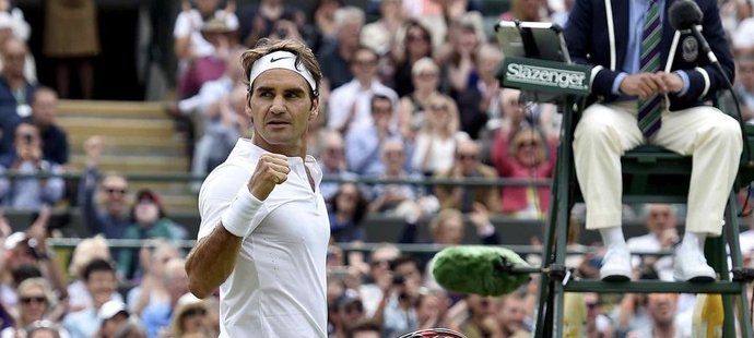 Švýcarský tenista Roger Federer se raduje z postupu do semifinále Wimbledonu