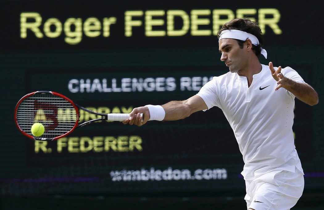 Roger Federer v zápase s Andy Murraym v semifinále Wimbledonu