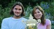 Federer spolu se svojí budoucí ženou a pohárem za wimbledonský triumf