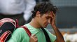 Zklamaný Roger Federer opouští kurt v Madridu