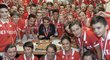 Roger Federer se o svoji radost tradičně podělil se sběrači, kterým koupil pizzu.