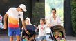 Roger Federer na procházce s dětmi a rodinnou chůvou