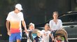 Chvíle volna využil Roger Federer na procházku se svojí rodinou 