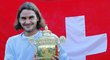 2003 - Roger Federer se svým prvním titulem z Wimbledonu