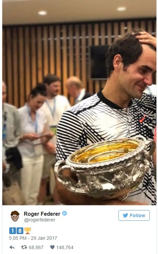 Roger Federer a jeho twitterový účet po finále. Jen fotka s pohárem a číslo 18. Roger Federer a jeho twitterový účet po finále. Jen fotka s pohárem a číslo 18.