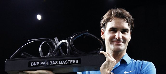 Roger Federer s vítěznou trofejí