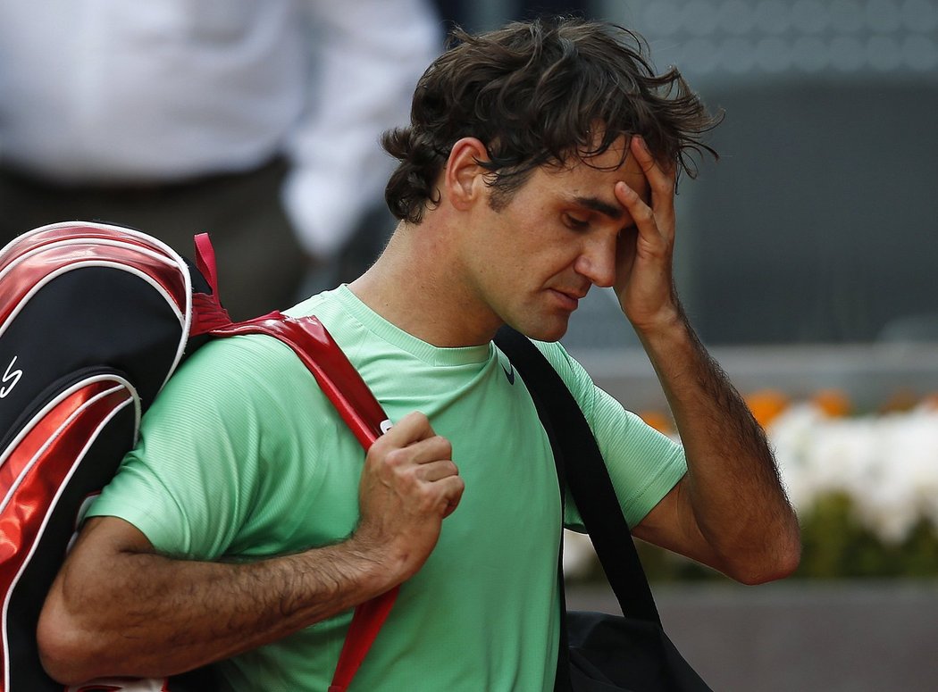 Zklamaný Roger Federer opouští kurt v Madridu