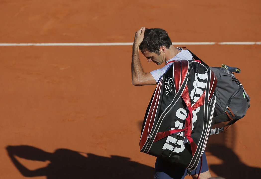 Roger Federer smutně opouští hlavní kurt na Roland Garros