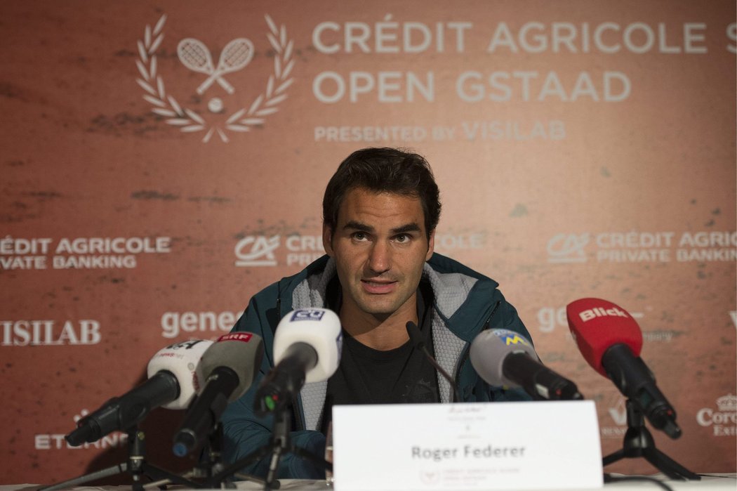 Roger Federer na pondělní tiskové konferenci v Bastaadu