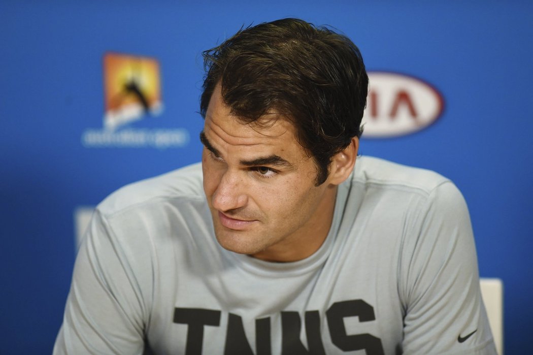 Zklamaný Roger Federer na tiskové konferenci