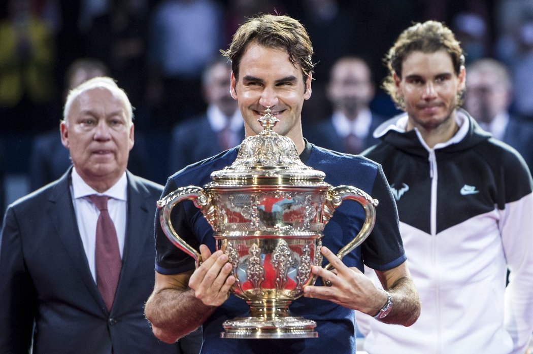 Roger Federer s vítěznou trofejí.