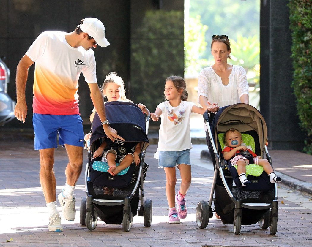 Roger Federer na procházce s dětmi a rodinnou chůvou