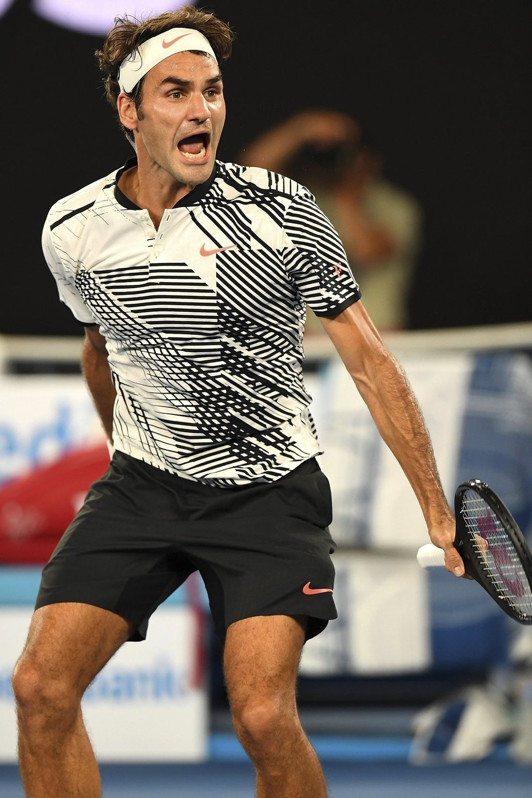 Roger Federer slaví postup do čtvrtfinále