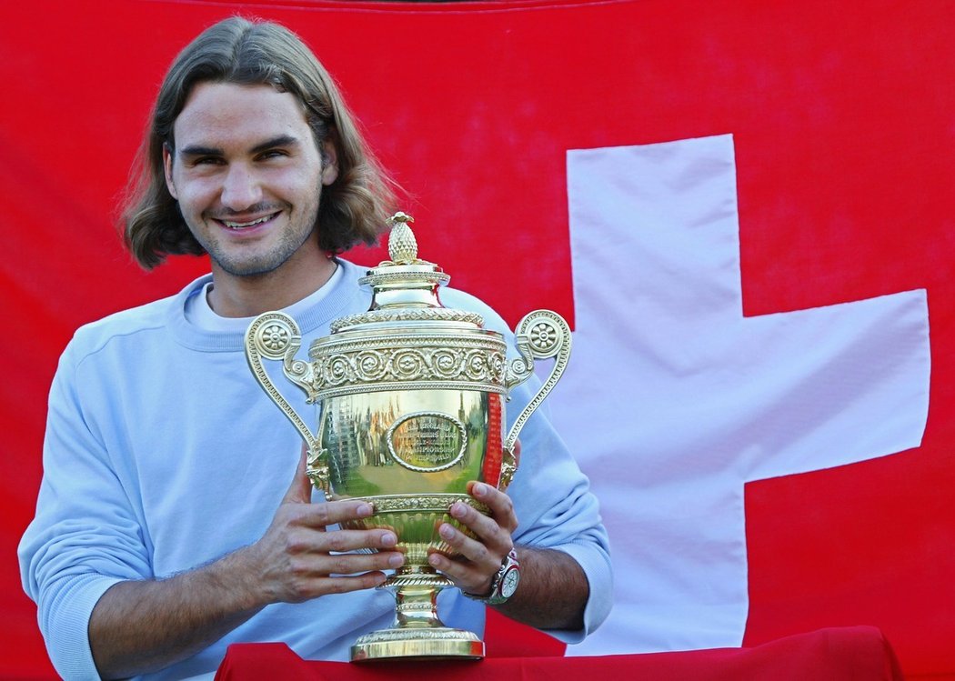 2003 - Roger Federer se svým prvním titulem z Wimbledonu