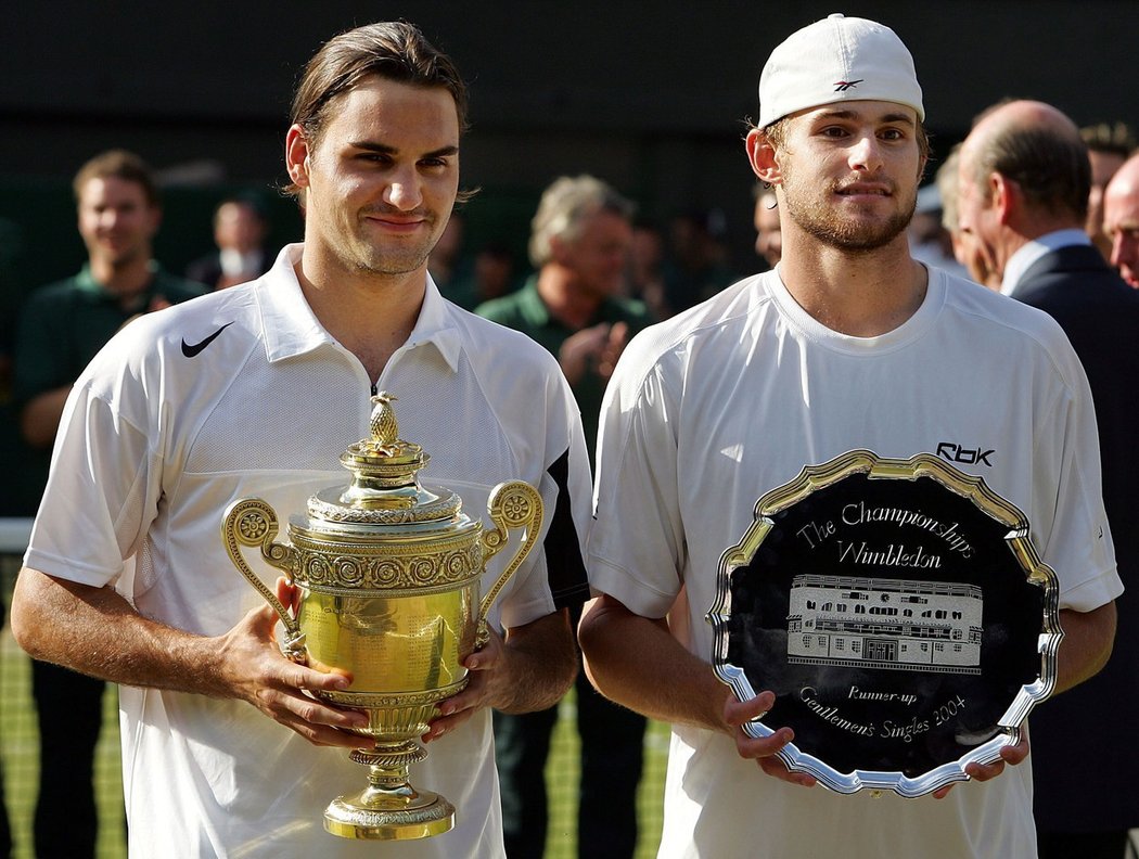 2004 - Roger Federer a Andy Roddick po finálovém zápase na Wimbledonu