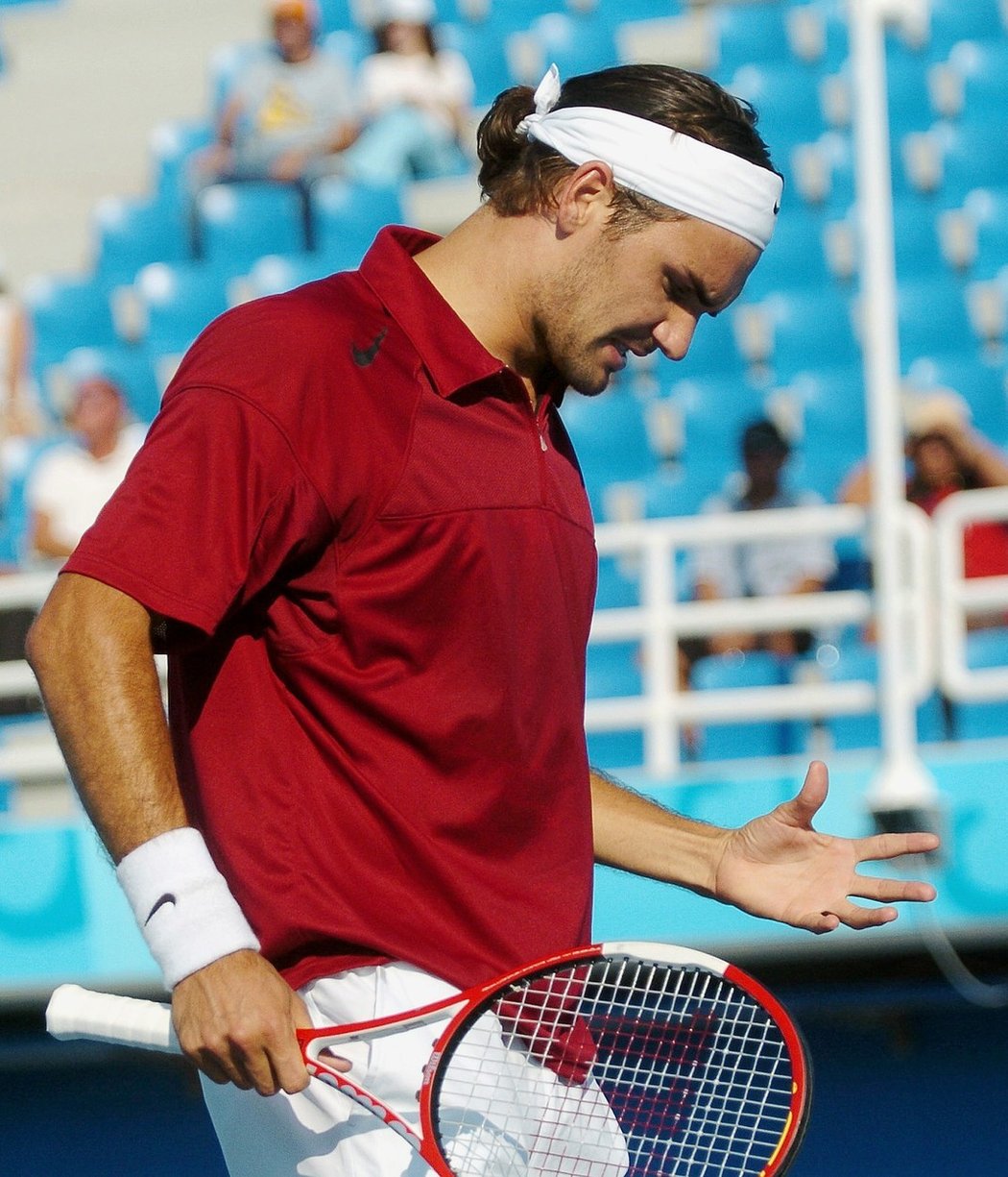 2004 - Roger Federer na olympiádě v Aténách, kde ho senzačně vyřadil český tenista Tomáš Berdych