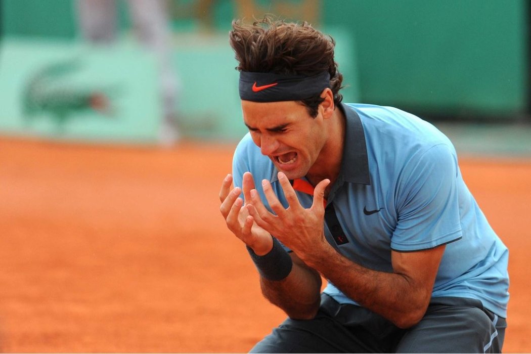 2009 - Federerova extáze na antuce. Švýcar získal svůj jediný titul na French Open, když porazil ve finále Robina Söderlinga. Zkompletoval tím zisk všech čtyřech grandslamů