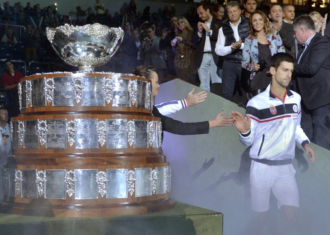 Novak Djokovič přichází na kurt při zahájení zápasu finále Davis Cupu proti Tomáši Berdychovi