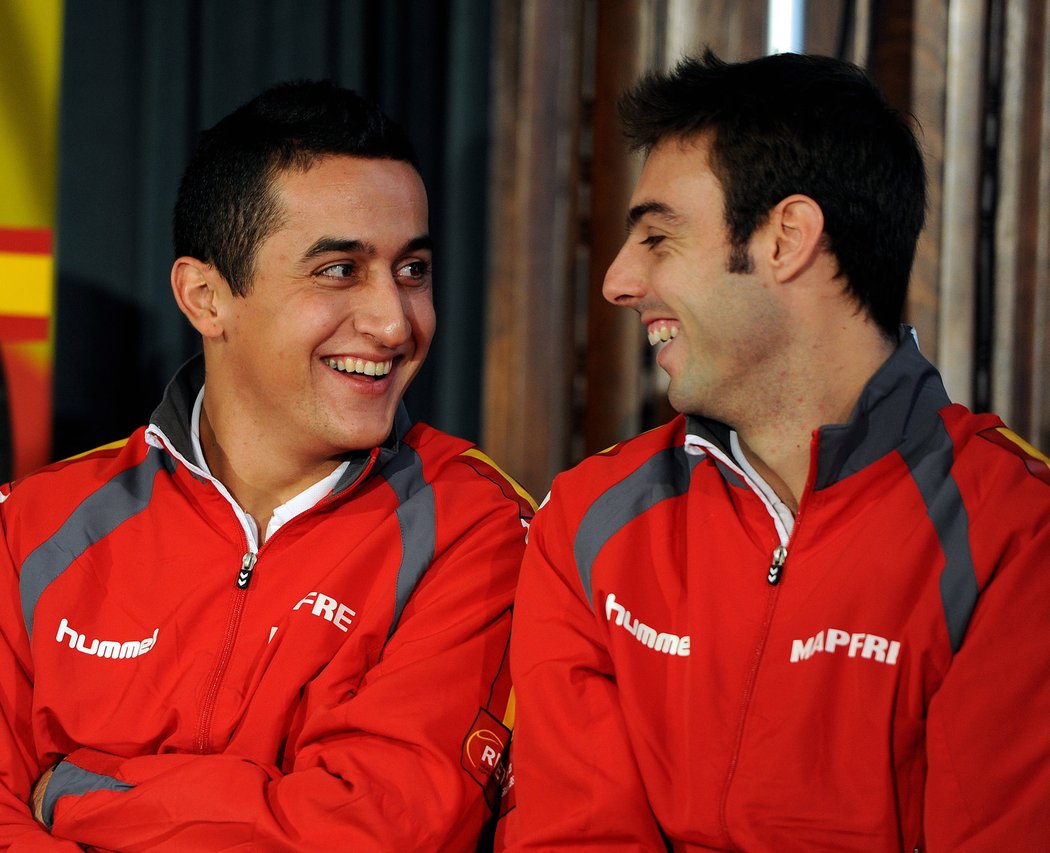 Smějící se Španělé Nicolas Almagro (vlevo) a Marcel Granollers