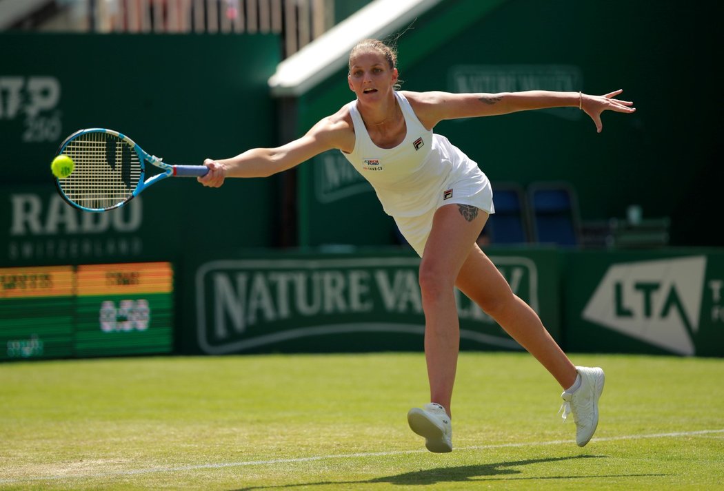 Karolína Plíšková během finálového zápasu v Eastbourne proti Angelique Kerberové