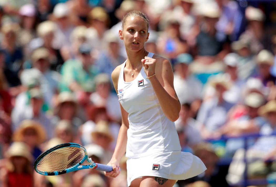 Karolína Plíšková se raduje ze zisku prvního setu ve finále turnaje v Eastbourne