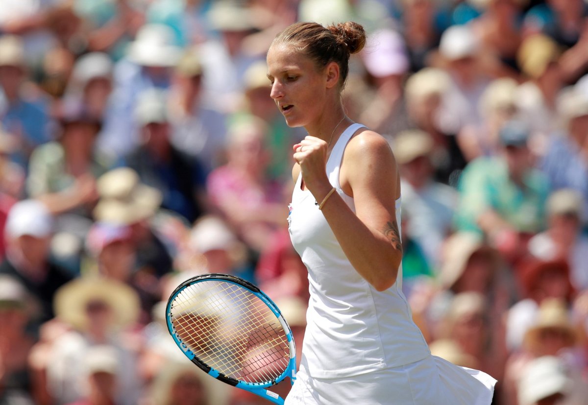 Karolína Plíšková se raduje ze zisku prvního setu ve finále turnaje v Eastbourne