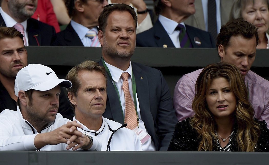 Federerův trenér Stefan Edberg a Švýcarova manželka Mirka v lóži při finále Wimbledonu