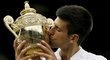 Novak Djokovič líbá pohár pro vítěze Wimbledonu