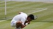 Novak Djokovič po výhře ve Wimbledonu snědl kus trávy