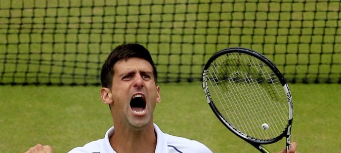 Euforie Novaka Djokoviče po výhře ve Wimbledonu